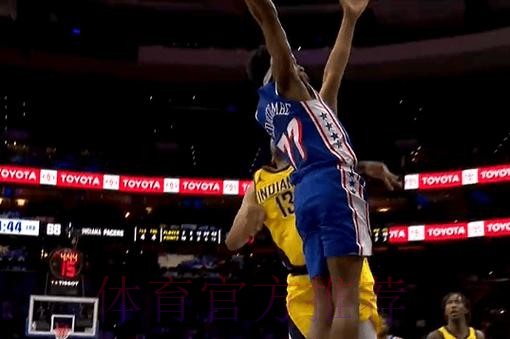 炸裂！埃奇库姆弧顶接球，加速起飞抡圆拉弓隔扣布拉德利